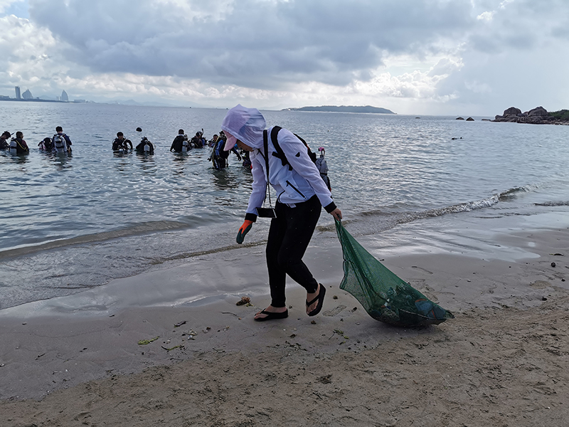 潛水教練水底撿垃圾，最初未刻意做環(huán)保