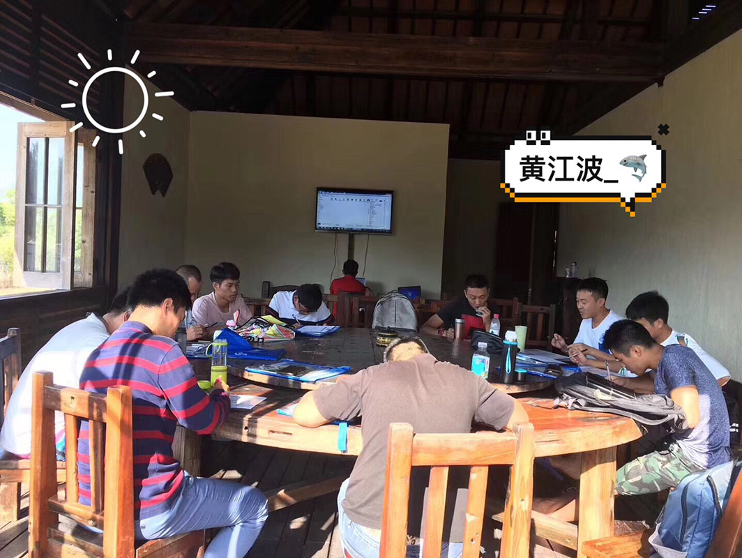 除了俯瞰大地的飛翔，還有潛入海底的翱翔。